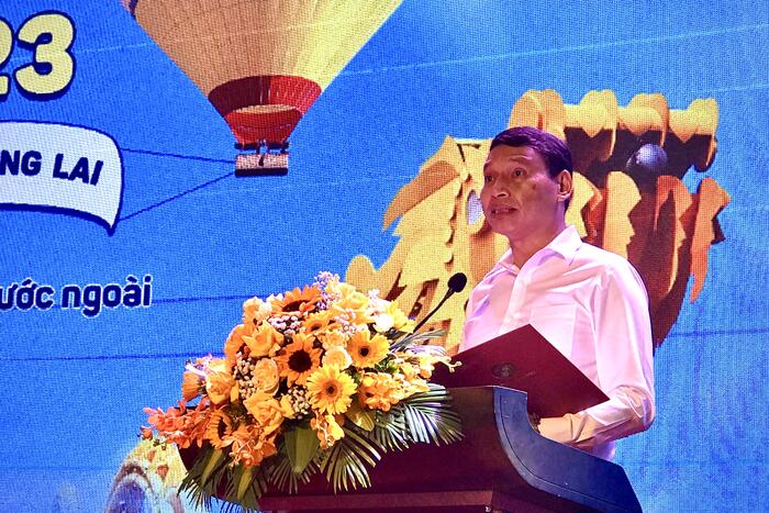 Ông Hồ Kỳ Minh, Phó Chủ tịch Thường trực Ủy ban Nhân dân Thành phố Đà Nẵng phát biểu tại Lễ Bế mạc Trại hè Việt Nam 2023.