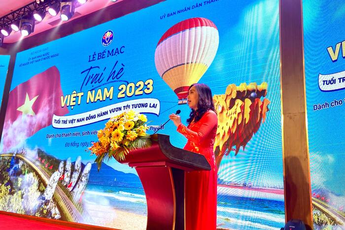 Thứ trưởng Bộ Ngoại giao, Chủ nhiệm Ủy ban Nhà nước về người Việt Nam ở nước ngoài Lê Thị Thu Hằng phát biểu tại Lễ Bế mạc Trại hè Việt Nam 2023.
