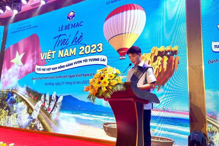 Nguyễn Minh Thắng (Lào) đại diện cho 120 trại sinh phát biểu tại Lễ Bế mạc Trại hè Việt Nam 2023.
