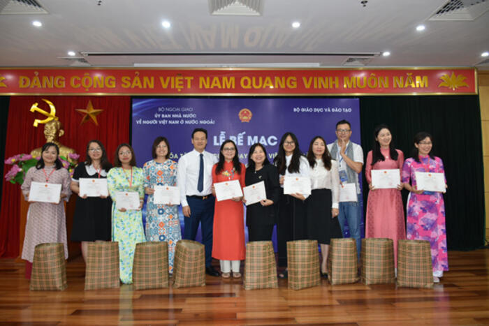 Ban Tổ chức trao Giấy chứng nhận hoàn thành khóa học cho các học viên tham dự Khóa tập huấn