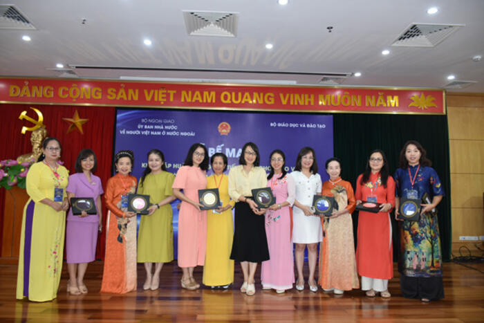 Các học viên tặng quà lưu niệm cho các thầy cô giáo Trường Đại học Sư phạm Hà Nội