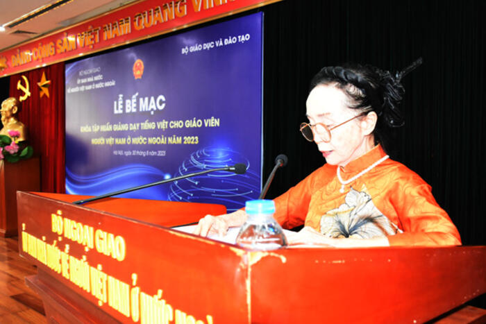 Cô Phạm Thị Việt đại diện học viên tham dự Khóa tập huấn phát biểu tại buổi lễ