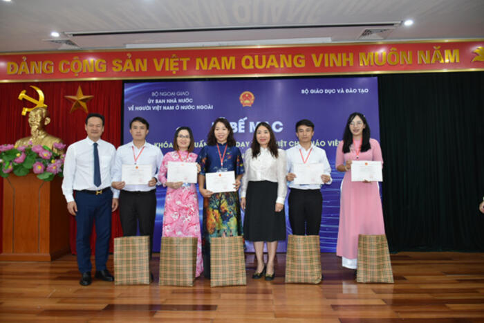 Ban Tổ chức trao Giấy chứng nhận hoàn thành khóa học cho các học viên tham dự Khóa tập huấn