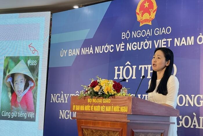 Chị Trần Hồng Vân, nhà nghiên cứu ngôn ngữ và giáo viên tiếng Việt tại Úc, phát biểu tại Hội thảo