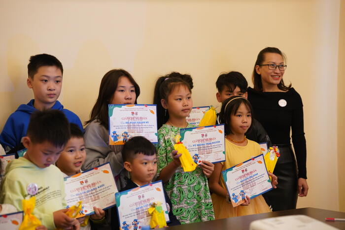 Bà Mai Nguyễn Tuyết Hoa trao giấy chứng nhận và phần thưởng cho các học sinh xuất sắc trong chương trình. Ảnh: Ban tổ chức chương trình “Tiếng Việt vui” 2023