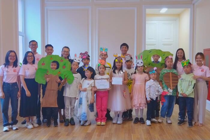Các em học sinh diễn lại vở kịch “Rùa và Thỏ” đã đạt giải Nhất trong cuộc thi “Tôi yêu Việt Nam”, được tổ chức bởi Đại sứ quán Việt Nam tại Liên bang Nga. Ảnh: Ngọc Diệp