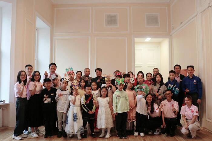 Đại biểu, phụ huynh, học sinh và Ban tổ chức chương trình chụp ảnh lưu niệm. Ảnh: Ban tổ chức chương trình “Tiếng Việt vui” 2023