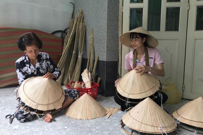 Du khách hào hứng trải nghiệm tại làng nghề nón lá