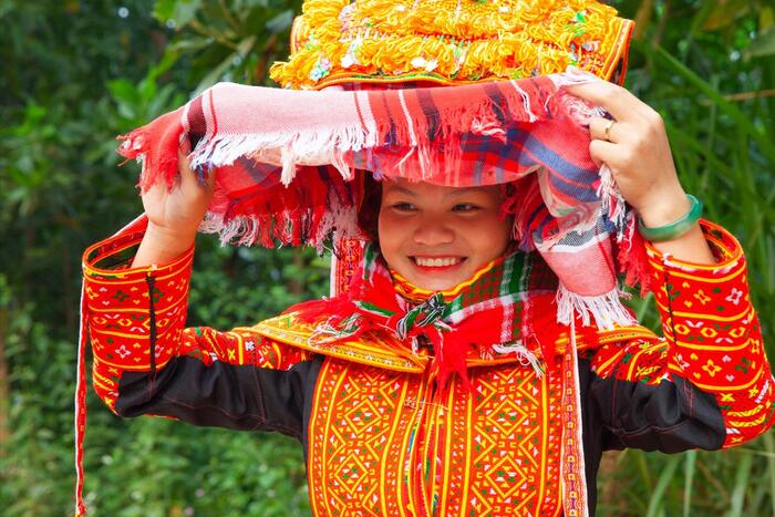 Cô gái Dao rạng rỡ trong bộ trang phục truyền thống của dân tộc