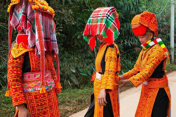 Phụ nữ Dao Lô Gang, huyện Ba Chẽ (Quảng Ninh) sửa sang lại trang phục cho nhau