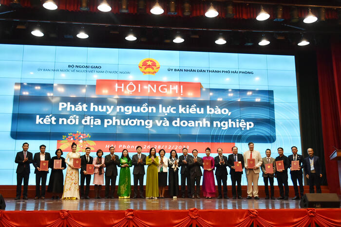 Tại Hội nghị các doanh nghiệp, hiệp hội của Việt Nam, người Việt Nam ở nước ngoài đã tiến hành ký kết 08 Bản ghi nhớ hợp tác trong các lĩnh vực