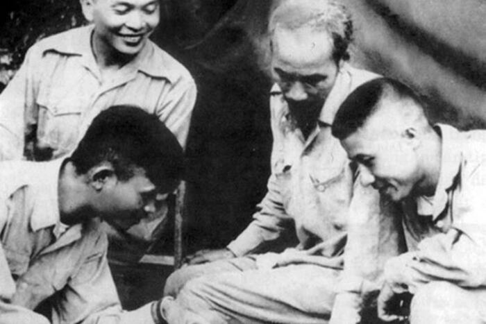 Đại tướng Nguyễn Chí Thanh (trái, người chỉ tay) cùng Bác Hồ và Đại tướng Võ Nguyên Giáp bàn kế hoạch mở Chiến dịch Biên Giới năm 1950. Ảnh: Tư liệu/TTXVN phát