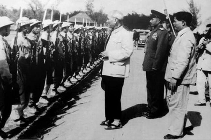 Chủ tịch Hồ Chí Minh cùng Đại tướng Nguyễn Chí Thanh thăm Sư đoàn 312, ngày 01/01/1964. Ảnh: Tư liệu/TTXVN phát