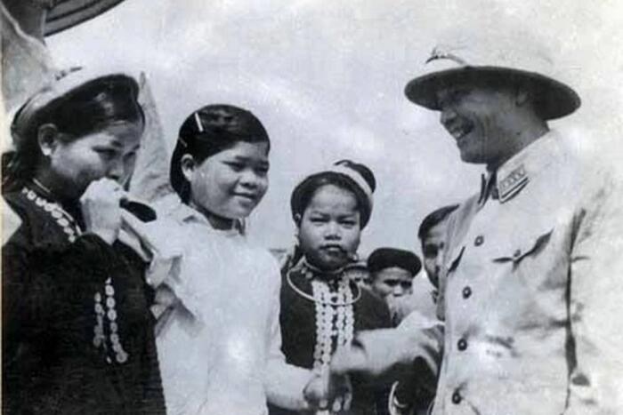 Đại tướng Nguyễn Chí Thanh tiếp xúc cử tri, trước cuộc bầu cử Quốc hội khóa II (1960-1964) khu vực Vĩnh Linh (Quảng Trị), tháng 4/1960. Ảnh: Tư liệu/TTXVN phát