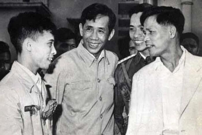 Đại tướng Nguyễn Chí Thanh (phải) và đồng chí Lê Duẩn đang trò chuyện cùng một chiến sỹ trẻ (trái). Ảnh: Tư liệu/TTXVN phát