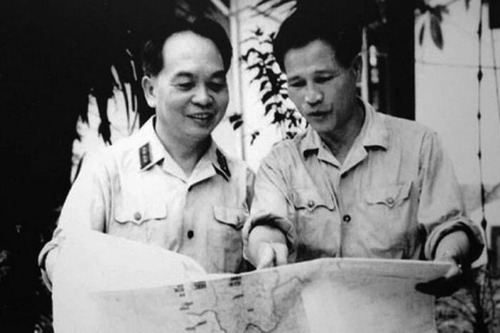 Đại tướng Nguyễn Chí Thanh (bên phải) và Đại tướng Võ Nguyên Giáp trao đổi tình hình chiến sự ở miền Nam, ngày 5/7/1967. Ảnh: Tư liệu/TTXVN phát