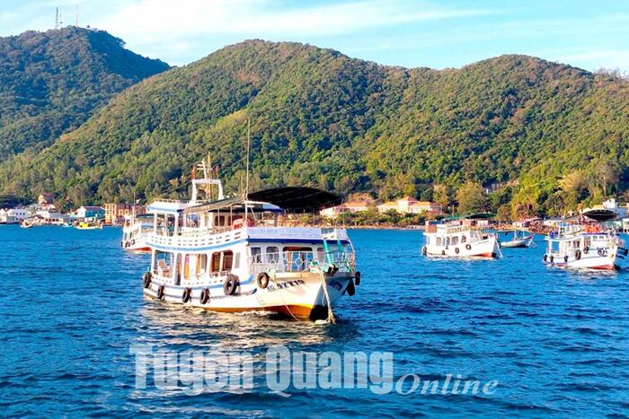 Tàu du lịch phục vụ du khách đến tham quan đảo Nam Du góp phần ổn định cuộc sống cho người dân trên đảo. Nguồn: Báo Tuyên Quang