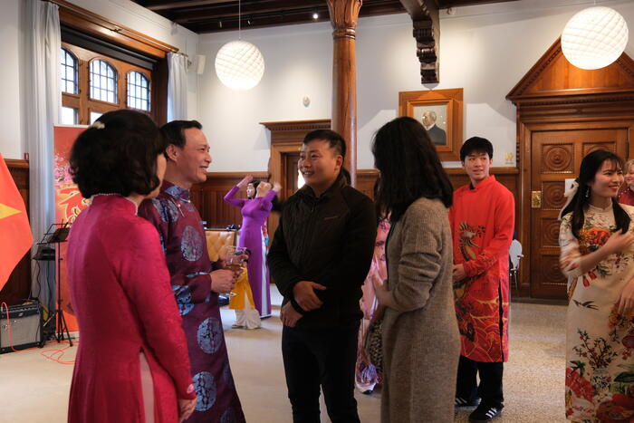 Đại sứ Lương Thanh Nghị và phu nhân trò chuyện, thăm hỏi bà con kiều bào tham dự chương trình