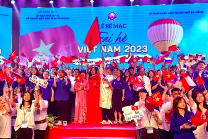 Các bạn trẻ kiều bào tại đêm bế mạc Trại hè Việt Nam 2023