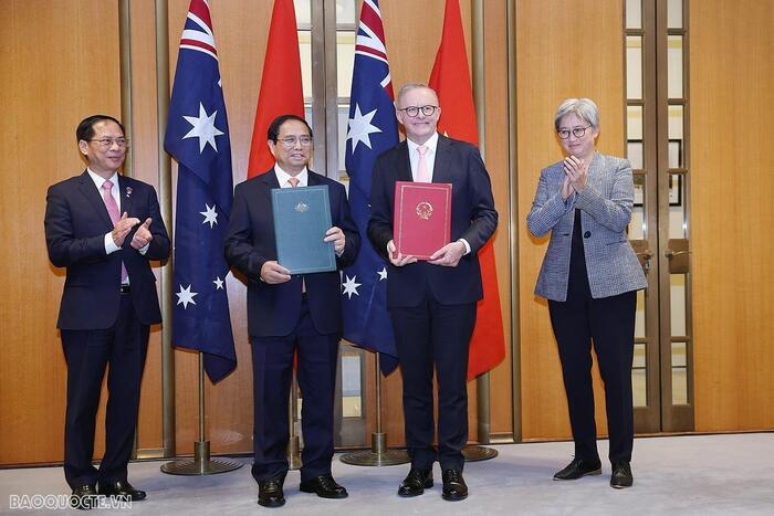 Thủ tướng Phạm Minh Chính và Thủ tướng Australia Anthony Albanese trao văn kiện thiết lập quan hệ Đối tác chiến lược toàn diện.