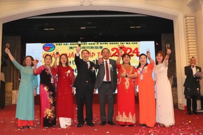 Lãnh sự Nguyễn Tuấn Anh, Chủ tịch Hiệp hội người Việt tại Macau Dương Trung Đức và các thành viên Ban chấp hành hiệp hội chúc mừng nhân dịp Xuân mới. Ảnh: Xuân Vịnh/TTXVN