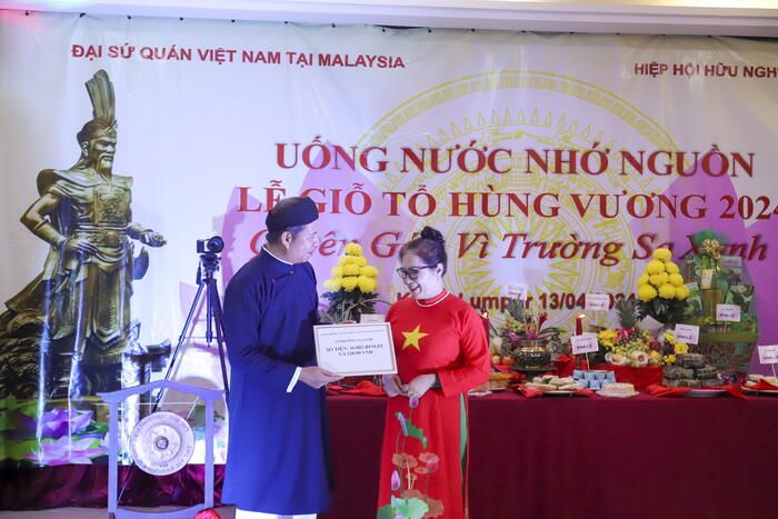 Đại sứ Đinh Ngọc Linh trực tiếp trao tiền ủng hộ cho bà Trần Thị Chang, người trực tiếp tham gia chuyến công tác đến Trường Sa năm nay để gửi đến quân dân huyện đảo Trường Sa