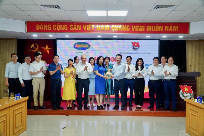 Trung ương Đoàn Thanh niên Cộng sản Hồ Chí Minh  tặng quà lưu niệm cho Bộ Ngoại giao