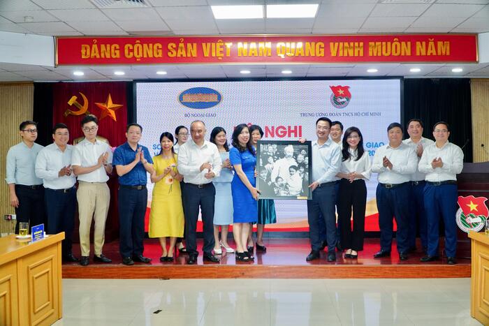 Thứ trưởng Lê Thị Thu Hằng tặng quà lưu niệm cho Trung ương Đoàn Thanh niên Cộng sản Hồ Chí Minh