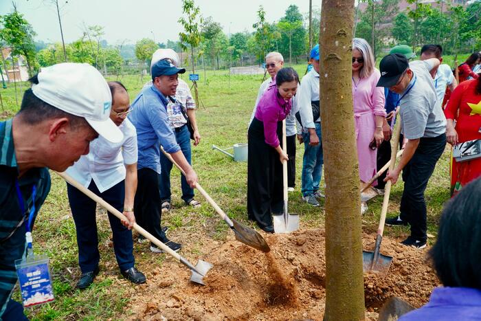 Thứ trưởng Lê Thị Thu Hằng cùng đại biểu kiều bào trồng cây lưu niệm tại Khu di tích Đền Hùng