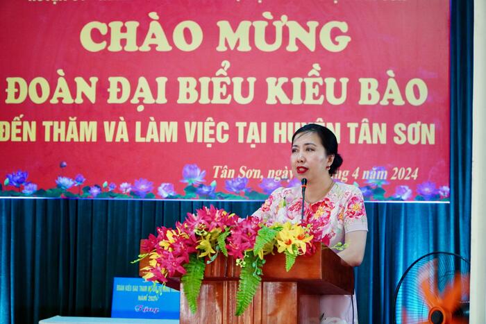 Thứ trưởng Lê Thị Thu Hằng phát biểu tại buổi thăm Huyện Tân Sơn