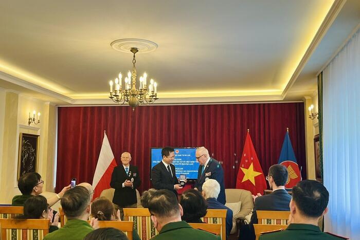 Đại sứ Hà Hoàng Hải tặng quà lưu niệm cho các diễn giả