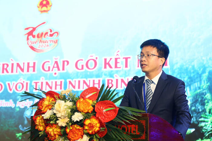 Ông ông Lê Anh Đức kiều bào tại Singapore phát biểu tại  buổi gặp gỡ