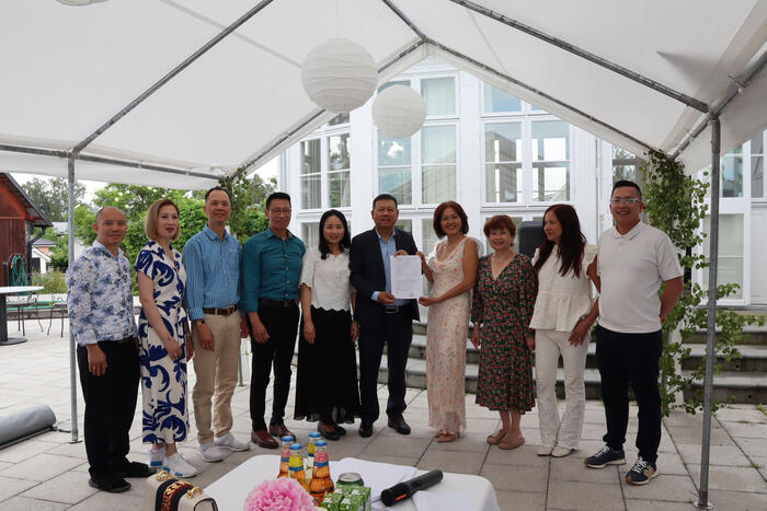 Đại sứ Trần Văn Tuấn trao quyết định thành lập Câu lạc bộ Giáo viên tiếng Việt tại Thụy Điển 