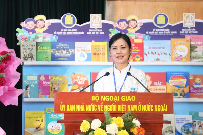 Chị Nguyễn Thị Liên, kiều bào tại Malaysia đại diện cho các học viên tham dự Khóa tập huấn chia sẻ cảm nhận tại buổi lễ