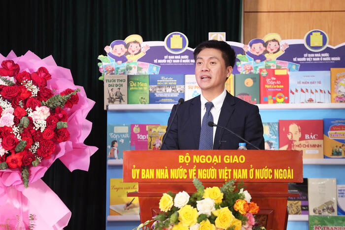 Đại diện Diễn đàn Gìn giữ tiếng Việt và Văn hóa Việt ở nước ngoài và Mạng lưới giảng dạy tiếng Việt và văn hóa Việt Nam tại nước ngoài, anh Nguyễn Duy Anh báo cáo kết quả kết nối đội ngũ giáo viên, chia sẻ giáo án và học liệu giữa các địa bàn.