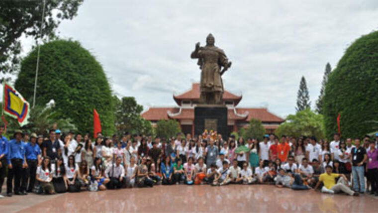 Thanh thiếu niên kiều bào về với quê hương người anh hùng áo vải Quang Trung