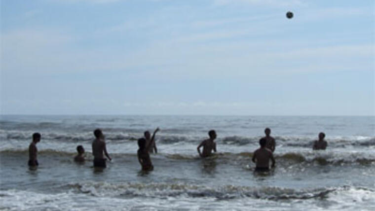 Thanh niên kiều bào khám phá bãi biển nguyên sơ Xuân Thành