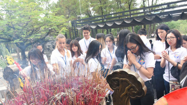 Trại hè Việt Nam 2018: Viếng Nghĩa trang Trường Sơn và thăm địa đạo Vịnh Mốc