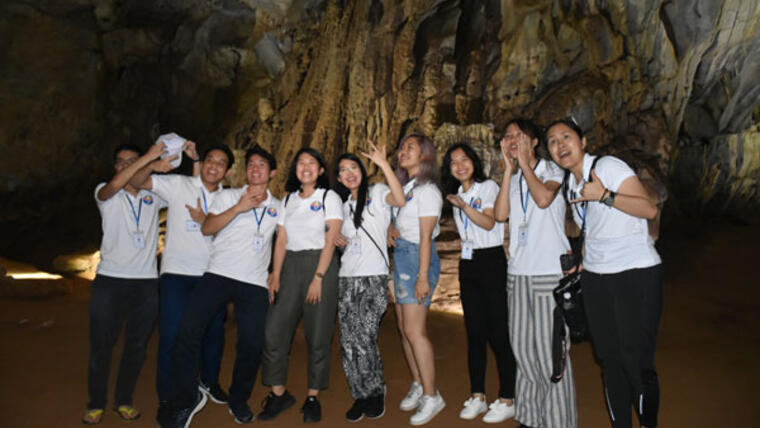 Tin ảnh: Thanh niên sinh viên kiều bào khám phá vẻ đẹp động Phong Nha