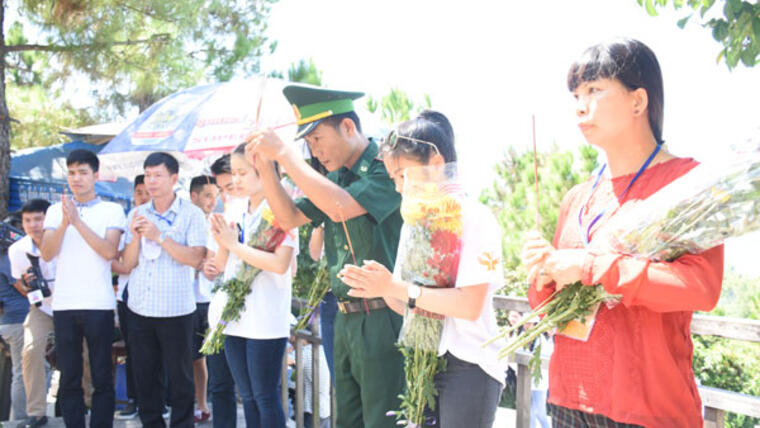 Đại biểu Trại hè Việt Nam 2016 viếng mộ Đại tướng Võ Nguyên Giáp