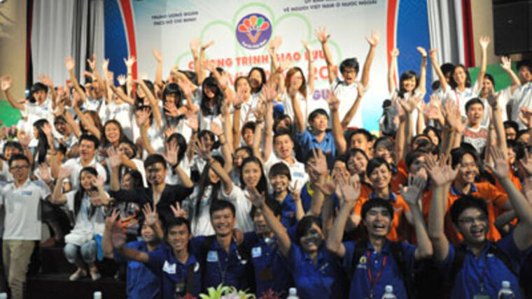 Thanh thiếu niên kiều bào giao lưu với thanh niên, sinh viên thành phố Hồ Chí Minh