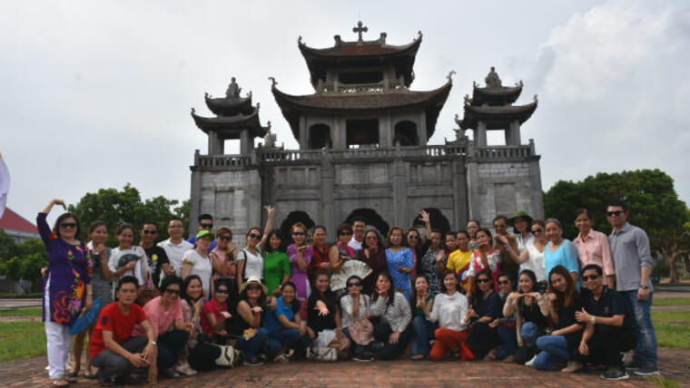 Tin ảnh: Đoàn giáo viên tập huấn dạy tiếng Việt tìm hiểu mảnh đất Ninh Bình