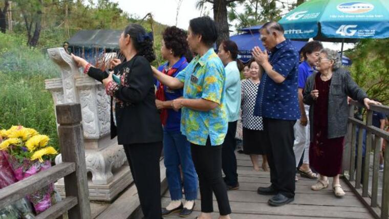 Đoàn cựu giáo viên kiều bào Thái Lan viếng mộ Đại tướng Võ Nguyên Giáp