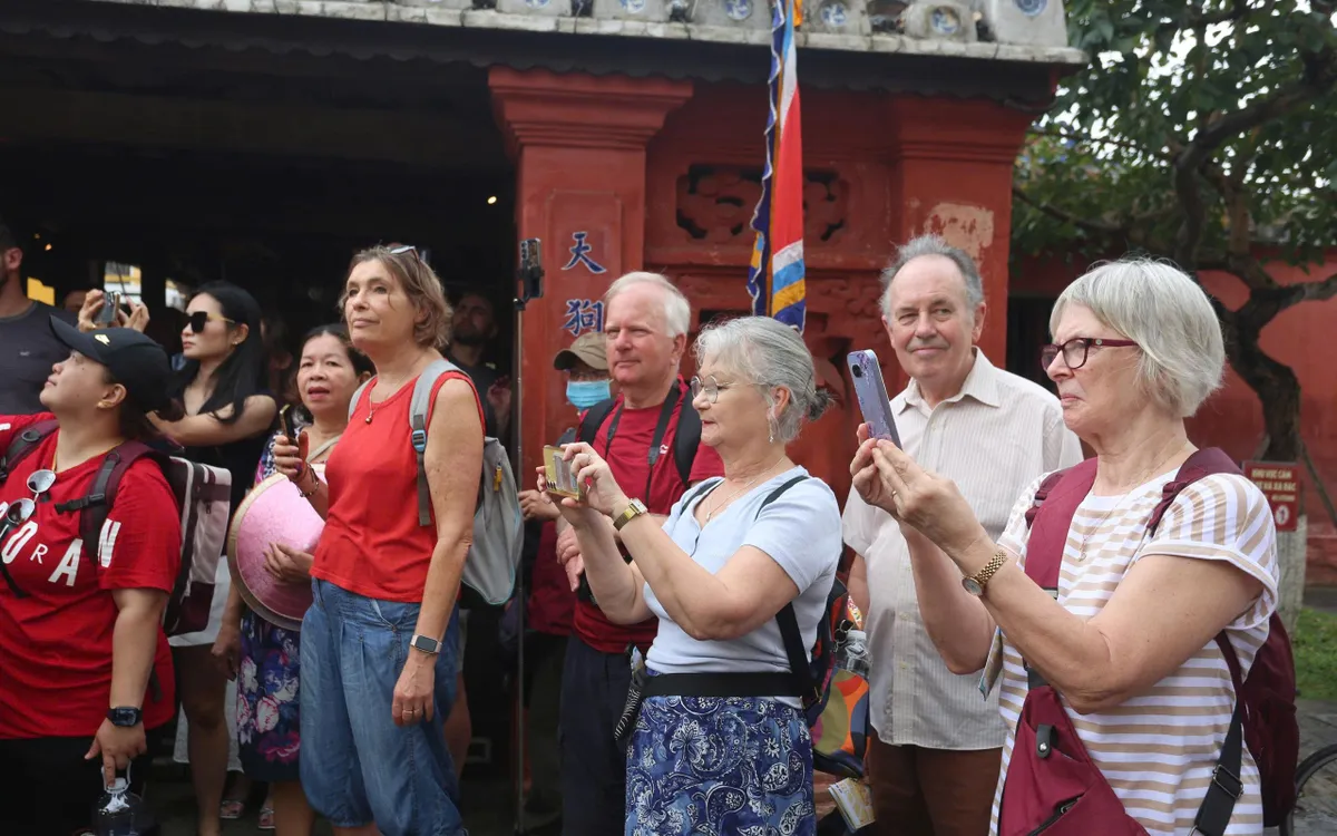 Du lịch Việt Nam lập kỷ lục giữa biến động toàn cầu: Điểm đến an toàn lên ngôi