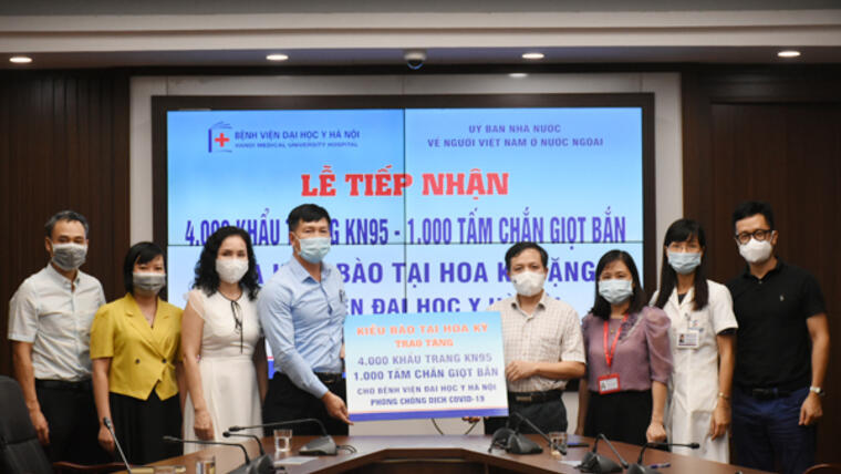 Trao tặng vật phẩm y tế của kiều bào tại Hoa Kỳ cho Bệnh viện Đại học Y Hà Nội