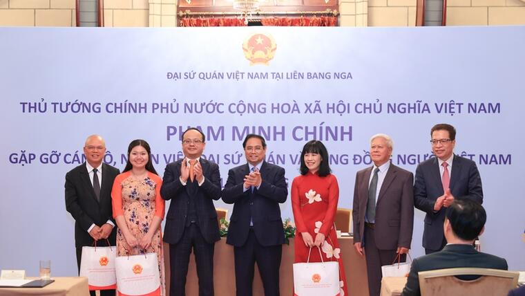 Thủ tướng Phạm Minh Chính gặp gỡ cán bộ, nhân viên Đại sứ quán và cộng đồng người Việt Nam tại Liên bang Nga
