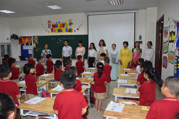 Các thầy cô tham dự tiết học Tiết học Tiếng Việt tại lớp 1A