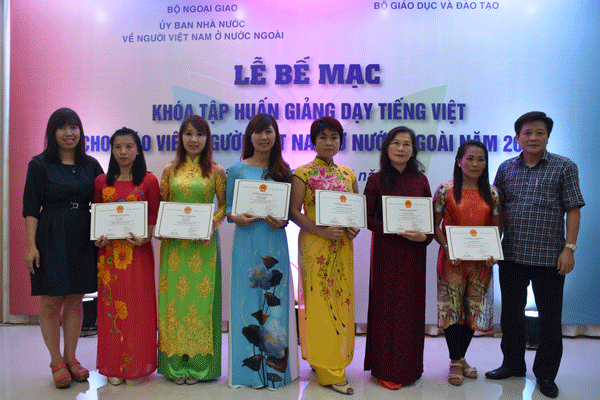 Đại diện Ủy ban Nhà nước về người Việt Nam ở nước ngoài và Bộ Giáo dục và đào tạo trao chứng chỉ cho các học viên