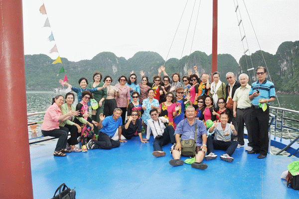 Tin ảnh: Đoàn cựu giáo viên kiều bào tại Thái Lan đến thăm Vinh Hạ Long