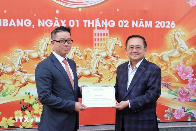 Ông Sok Lou, Tỉnh trưởng tỉnh Battambang (phải) trao thư chúc mừng năm mới cho Tổng Lãnh sự Việt Nam tại Battambang Trần Tuấn Anh. (Ảnh: Quang Anh/TTXVN) ttxvn-am-tinh-tet-viet-tai-tay-bac-campuchia2.jpg